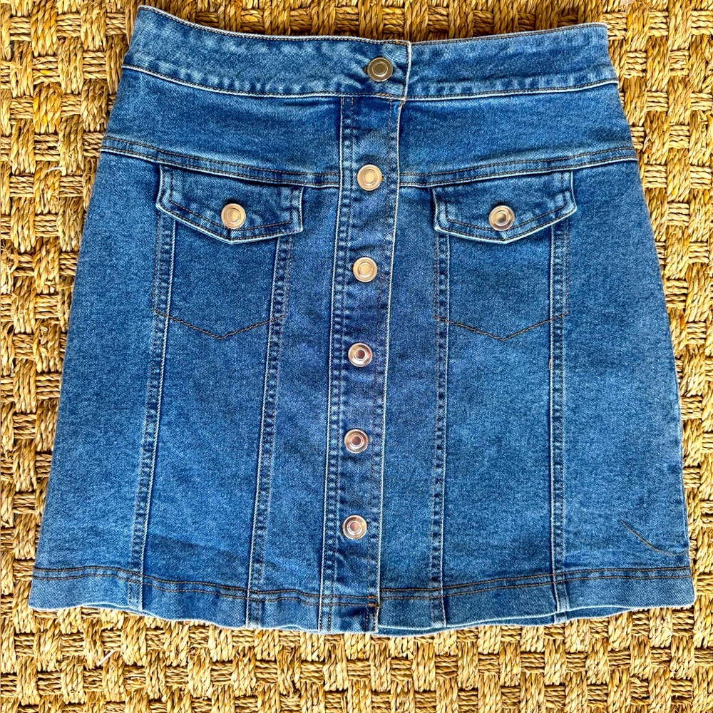 Blue Denim mini Skirt with silver buttons .NWT. Size S